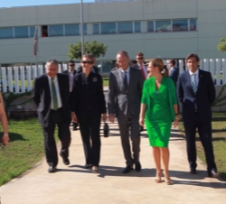 Su Alteza Real la Infanta Doña Elena a su llegada, acompañada por las autoridades asistentes a la inauguración